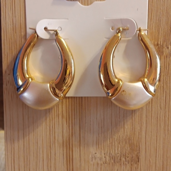 Gold Tone and Cream Post Pierced Earrings - Picture 4 of 6